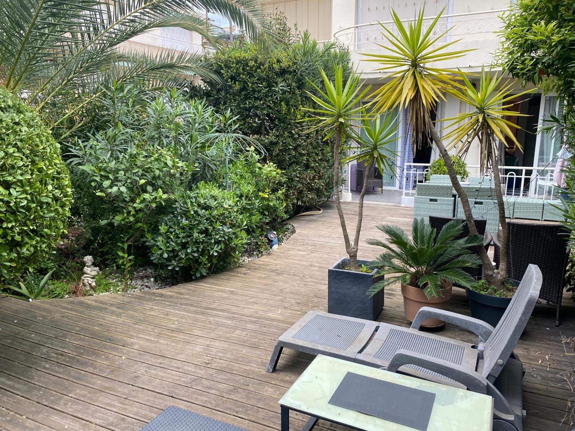 Only 60m To The Beach, 2 Bedroom Cozy Apartment, 80m2 Big Garden, Very Cannes